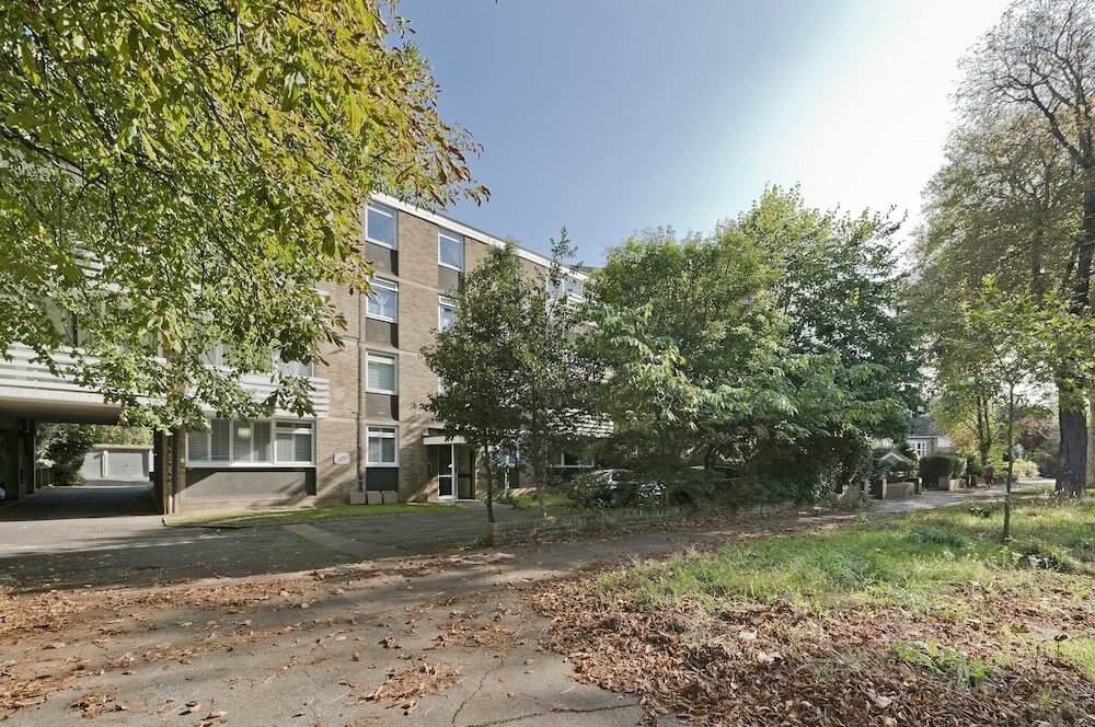 Фото Botanical Bliss Near Kew Gardens by Underthedoormat