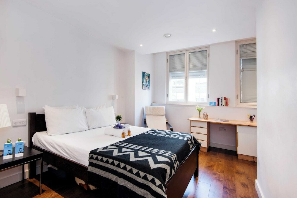 Фото Bright Space Near Sherlock Holmes Museum