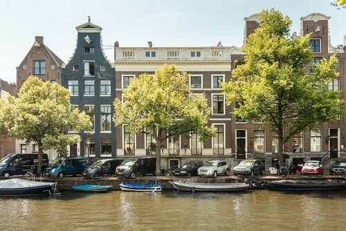 17th Century Canal Apartment with Roof Terrace