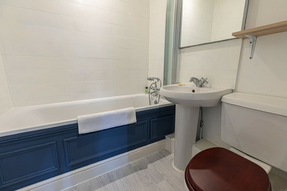 Фото Altido Stylish 2-bed Flat w Terrace Near Battersea Park