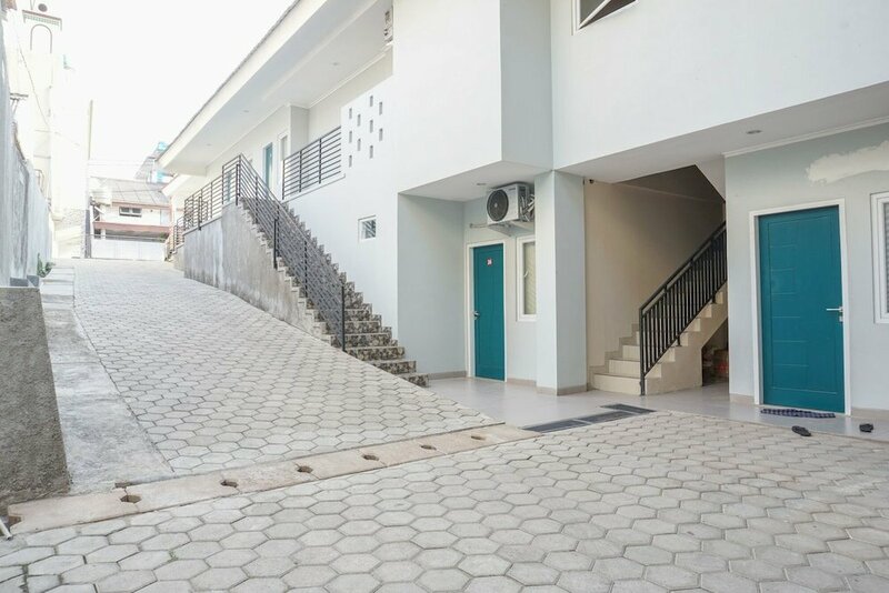 Гостиница Residences by RedDoorz near Mt Haryono в Джакарте