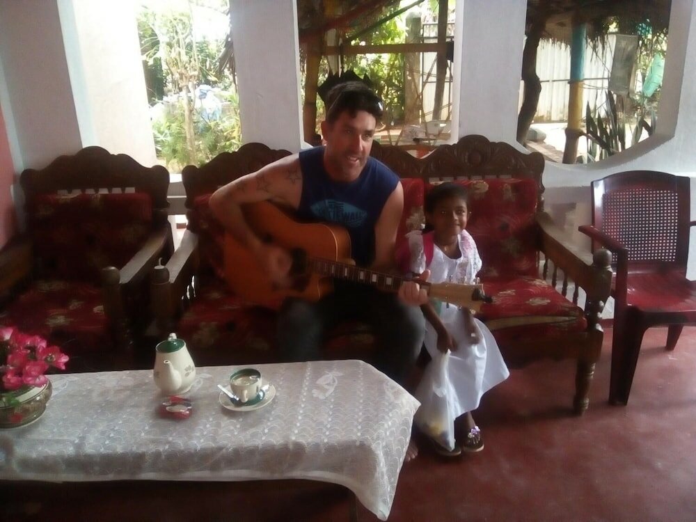 Фото Thevindu guest & red mud resturent