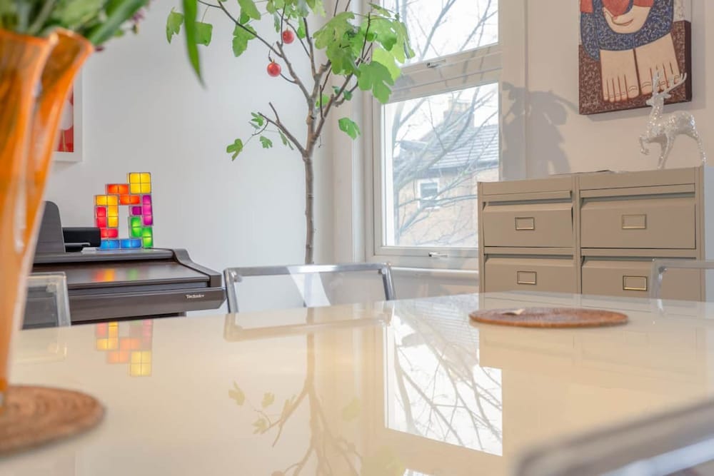 Фото Stylish 2 Bedroom Apartment in London