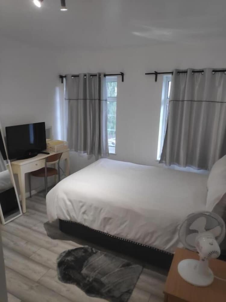 Фото Featherstone Court