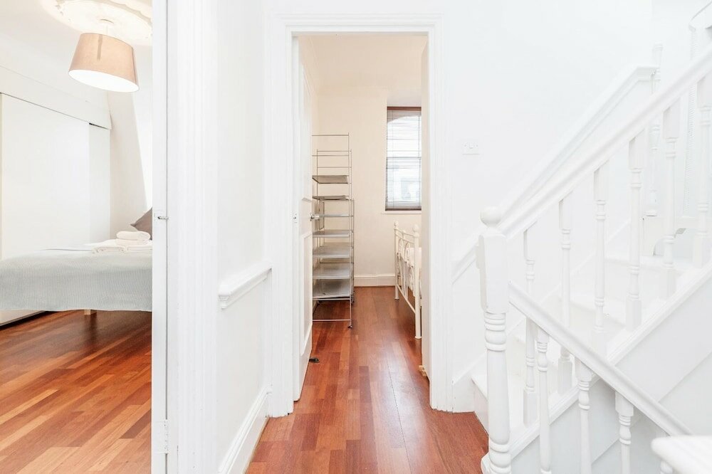 Фото Bright stylish Nott Hill apart sleeps 6