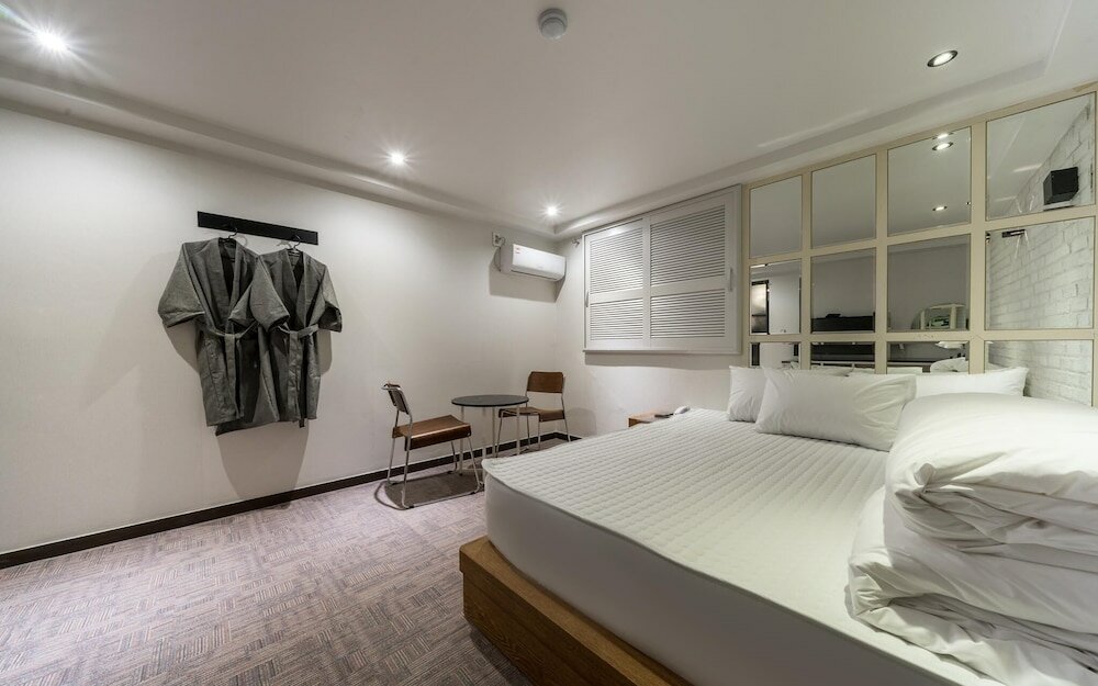 Фото Busan Daeyeondong Hotel With