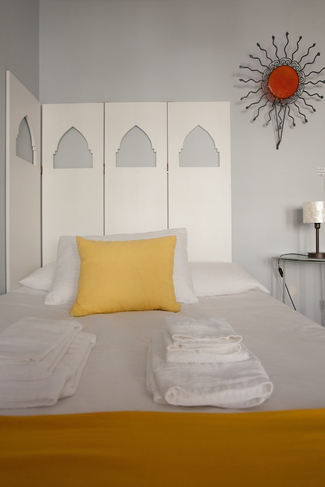 Фото Ericeira Chill Hill Hostel & Private Rooms - Peach Garden