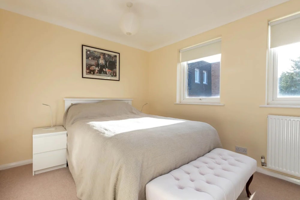 Фото Quiet 3 Bedroom House With a Garden in Putney