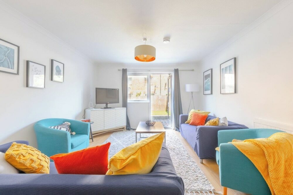 Фото Lovely 4 Bed House w Garden, 1 Stop to Waterloo