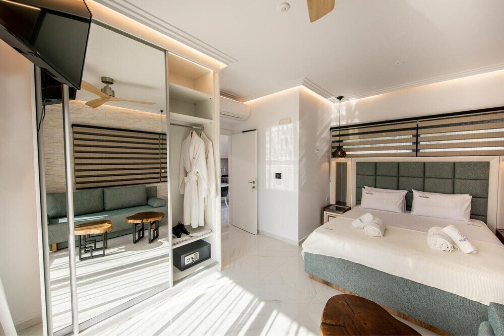 Фото Beach Walk Luxury Suites