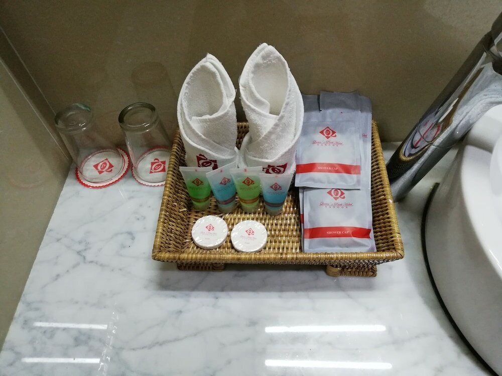 Фото Queen's Park Hotel