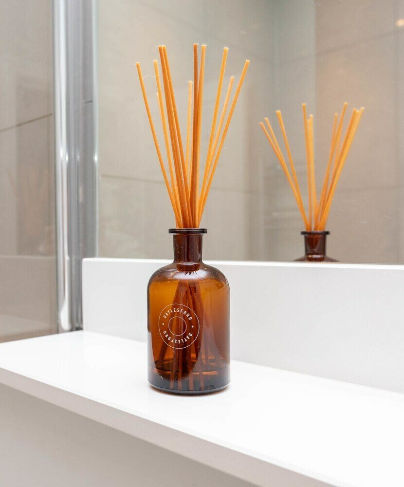 Фото Spacious 3 Bedroom in Notting Hill With Balcony