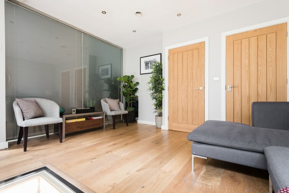 Фото The Escalier Mews - Stunning 3bdr Mews Home Flooded with Natural Light