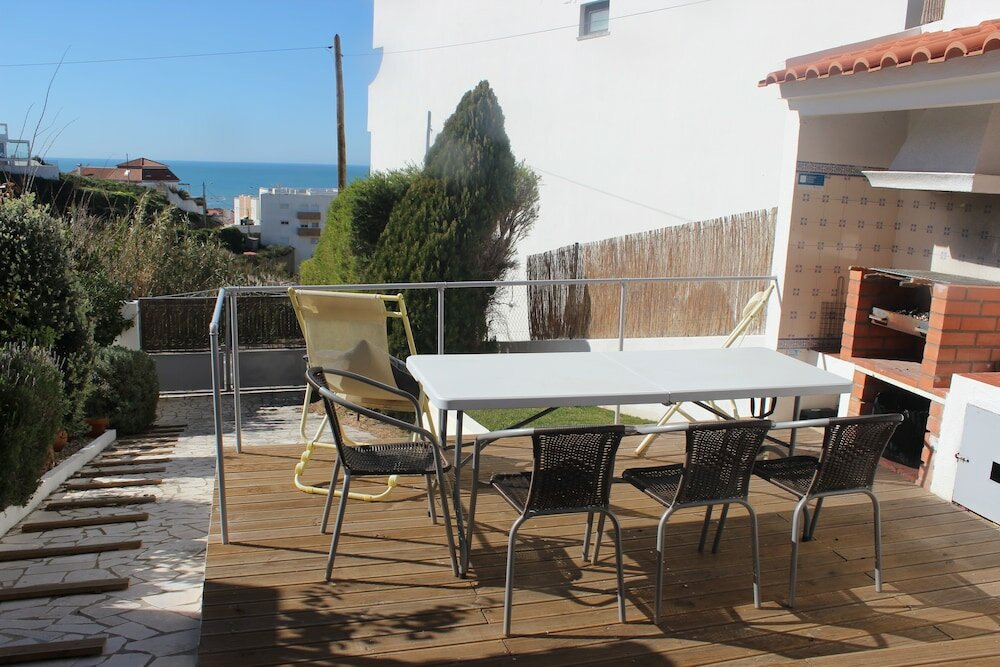 Фото Ericeira Chill Hill Hostel & Private Rooms - Peach Garden