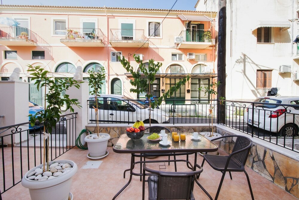 Фото Down Town Apartment by Corfuescapes