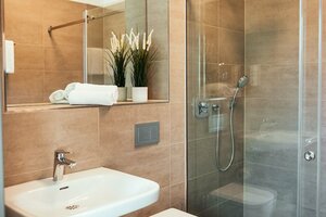 Гостиница The Rix Studios & Suites
