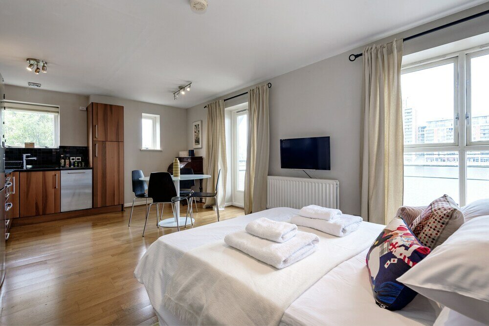 Фото Panoramic Docklands Home With Waterfront Views