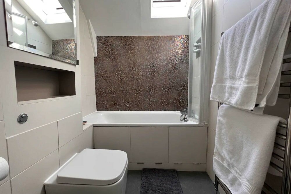 Фото Stylish 1 Bedroom Top Floor Apartment in Highgate