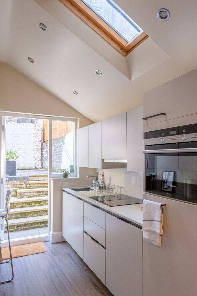 Фото Stylish 2 Bedroom Apartment in Chelsea With Garden