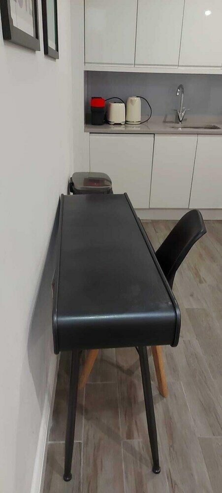 Фото Gorgeous split level Belsize Park Apt