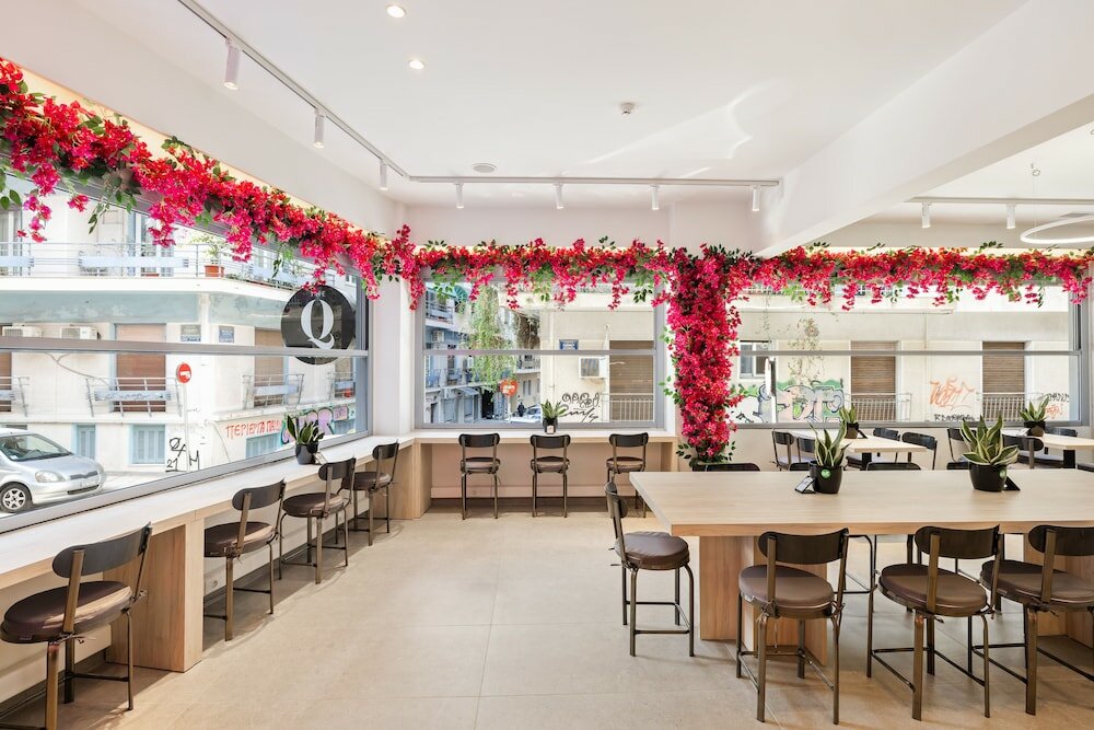 Фото The Q Hotel