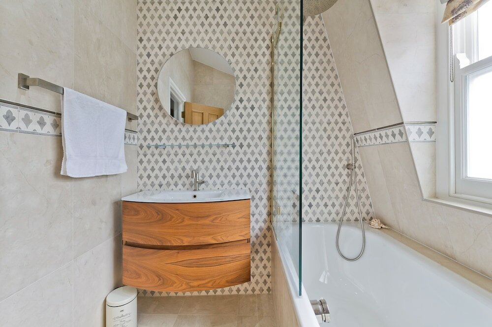 Фото Spacious Family House With Garden Near Battersea Park by Underthedoormat