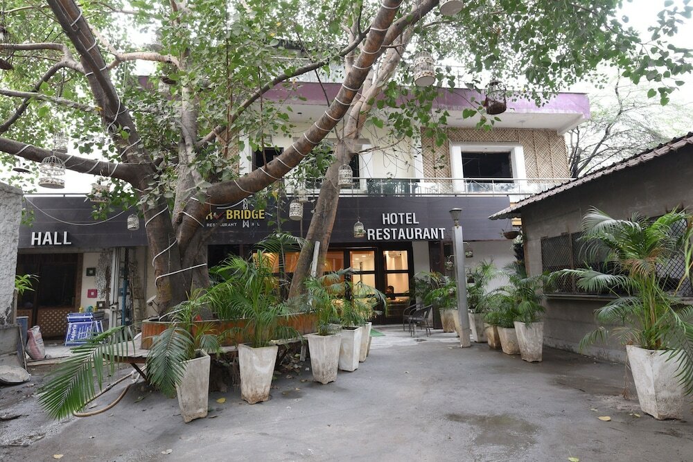 Фото Oyo Flagship 5383 Hotel Under Bridge Inn