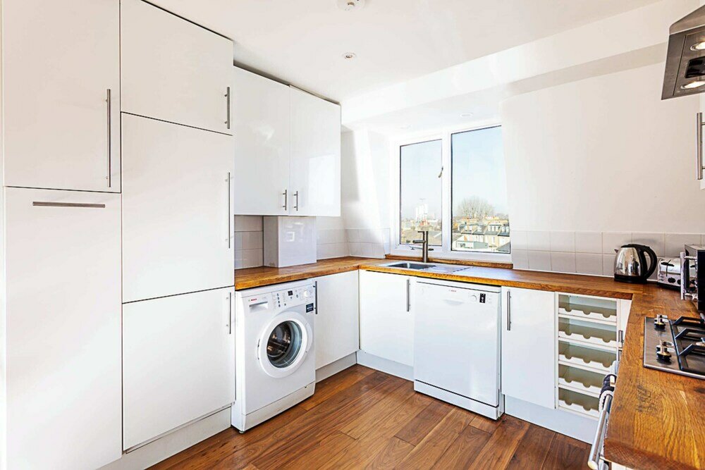Фото Three Bedroom Kensington Flat