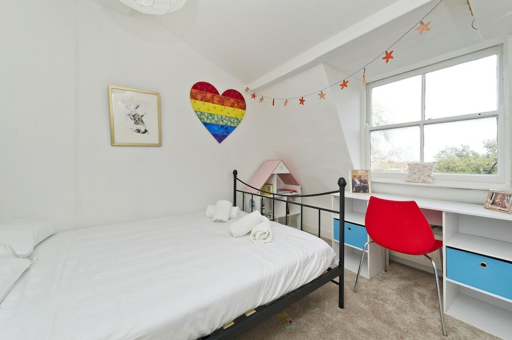 Фото Historic Family Home Near Hampstead Heath by Underthedoormat