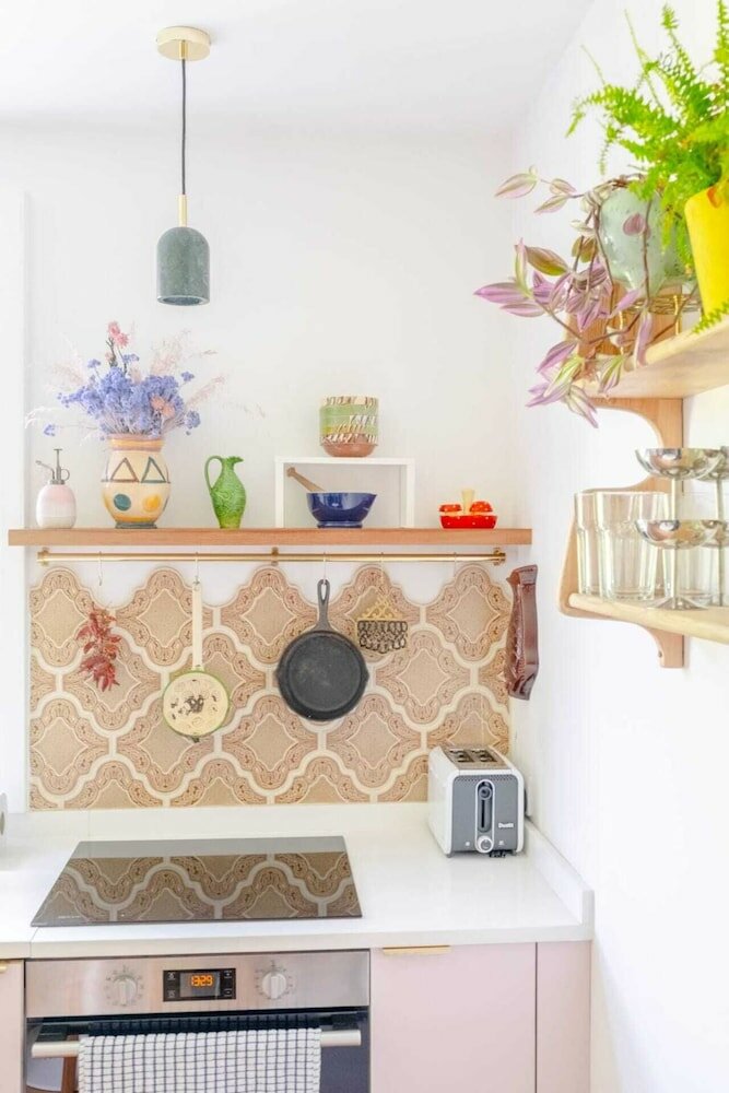 Фото Unique Vintage-style 3bd Flat - Dalston