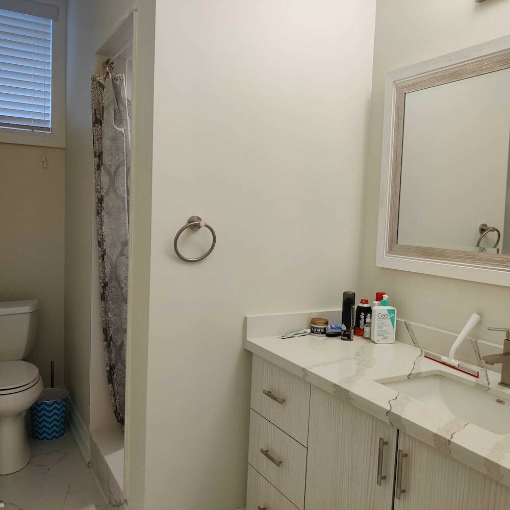 Фото Brand New Walk Out Bsmt Apt Near Beach