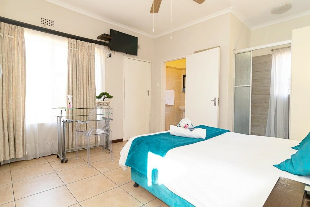 Фото The Lakehouse Guest House