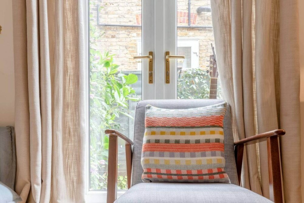 Фото Newly Renovated 2 Bedroom Apartment in Earlsfield With Garden