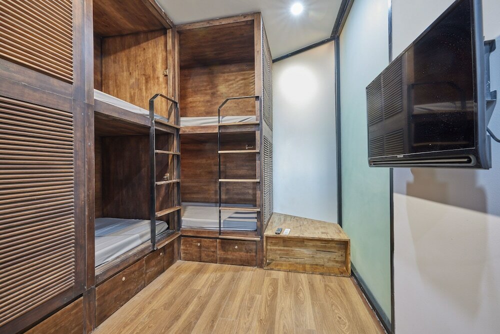 Фото The Garden Capsule Hotel