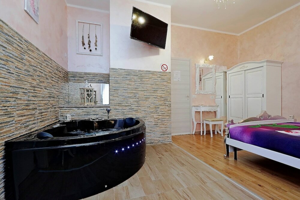 Фото Chilling Hot Tub Suite