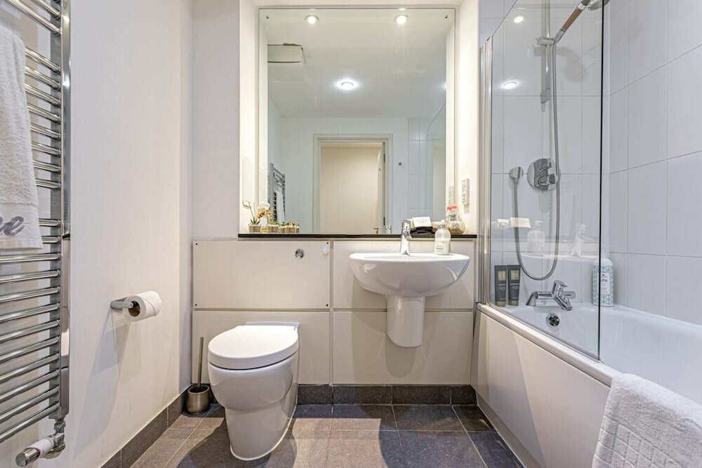 Фото Bright 1 Bedroom Apartment Near London Bridge With Balcony