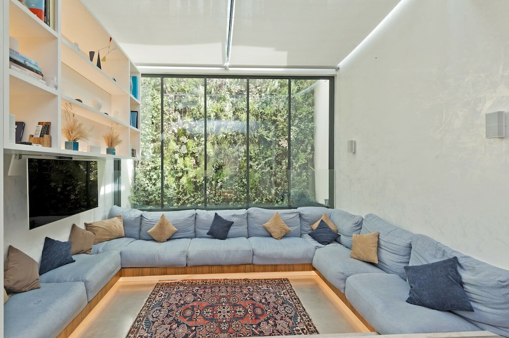 Фото Amazing South Kensington Mews House by Underthedoormat