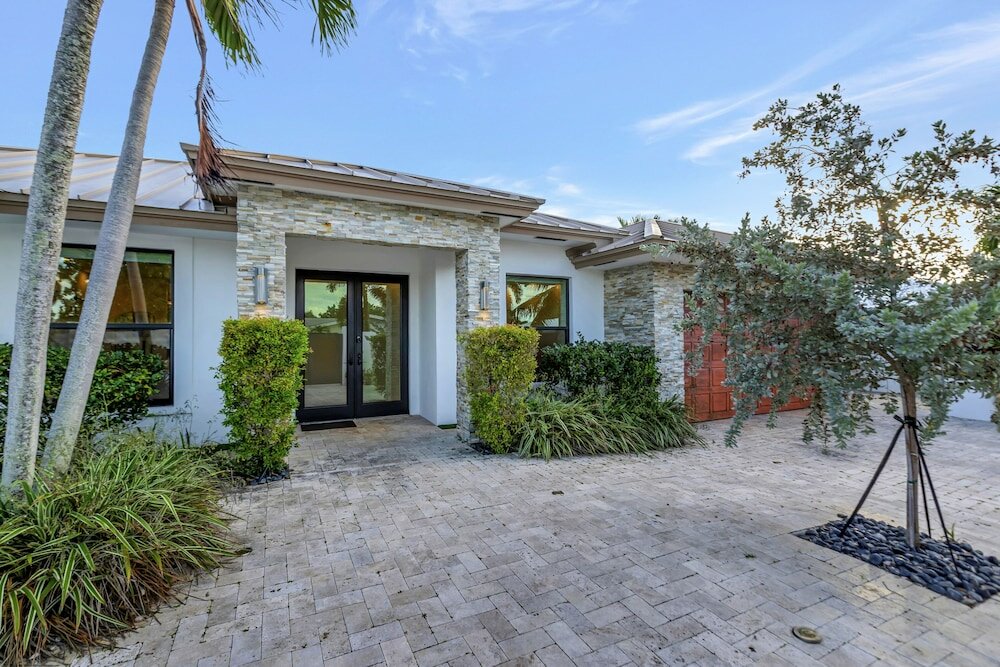 Фото Lynora's Luxe Estate Modern Design