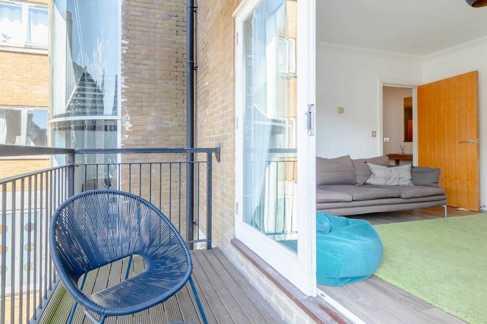Фото Light & Modern 2bd Flat With Balcony - Brick Lane