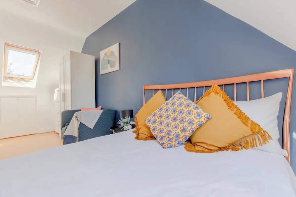 Фото Bright 2 Bedroom House in Kennington