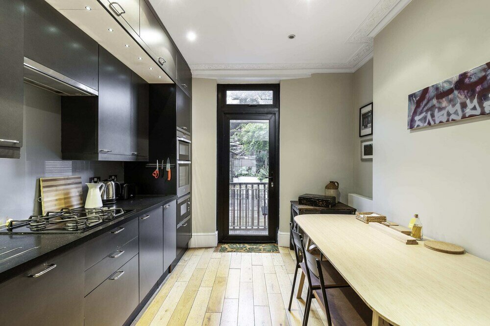 Фото Beautiful Two-bed Abode Near King Cross