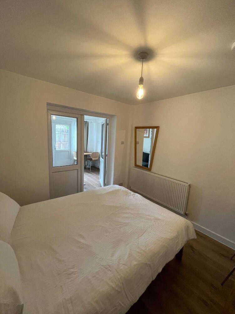 Фото 1bd Flat With Patio - 5 min to London City Airport
