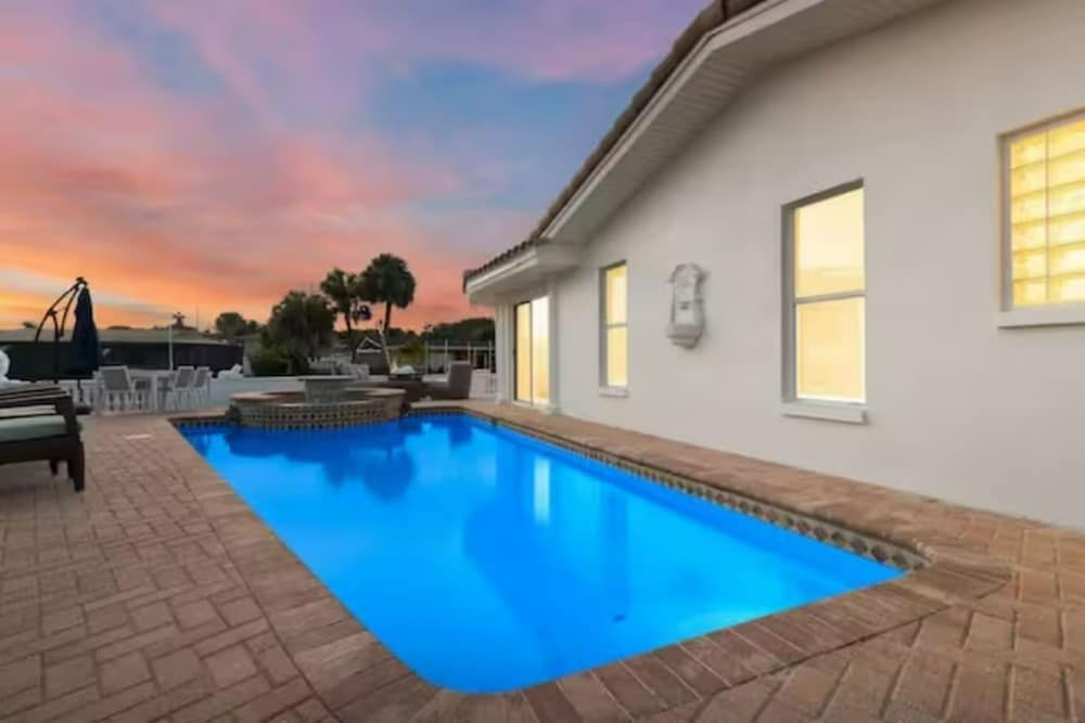 Фото Experience The Ultimate in Luxury Living