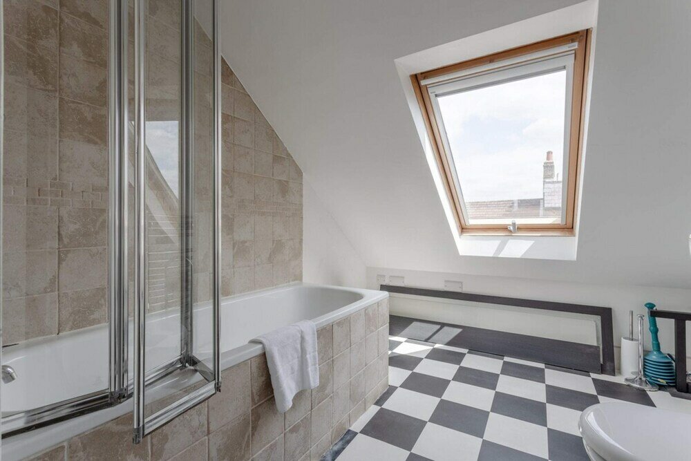 Фото Large Modern Maisonette in Southfields