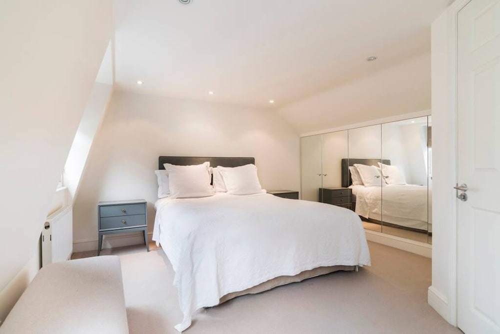 Фото Lovely 3 bedroom house South Kensington