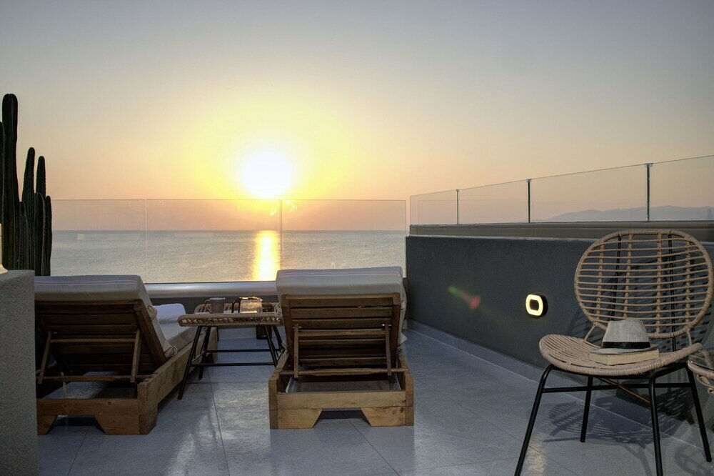 Фото Hersonissos Beach Front Suites