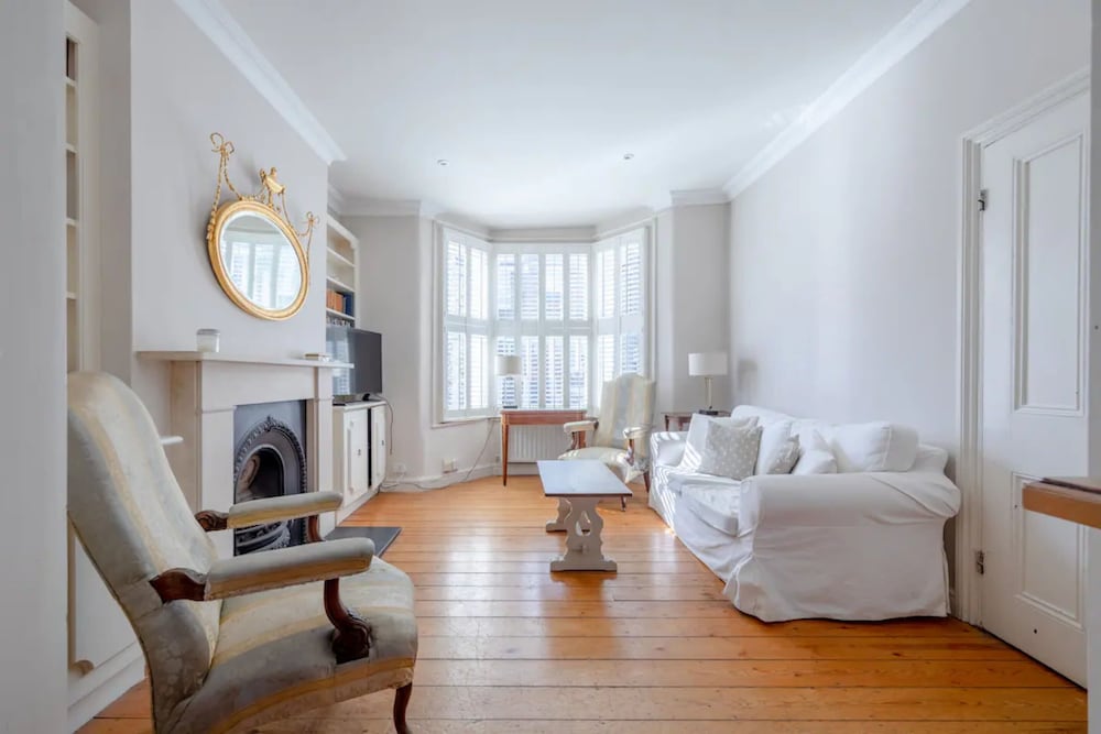 Фото Charming 2 Bedroom Home in West London