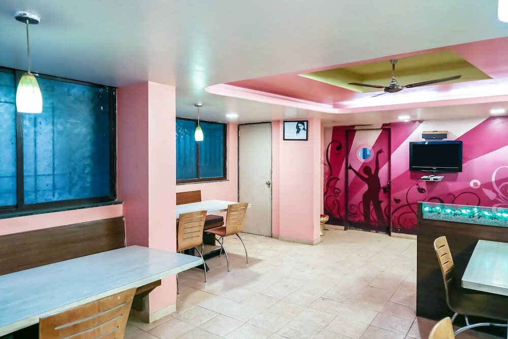 Фото Oyo Flagship 18270 Eon Studio Apartments