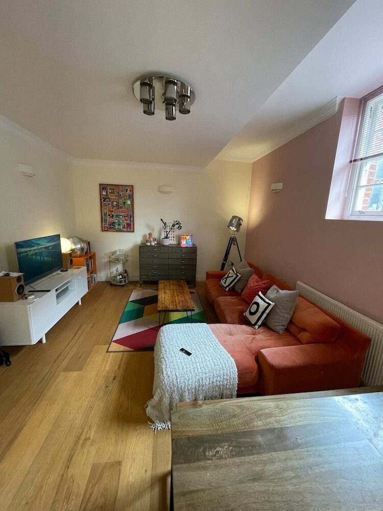 Фото Chic Victorian Flat in Private Estate - Mile End!