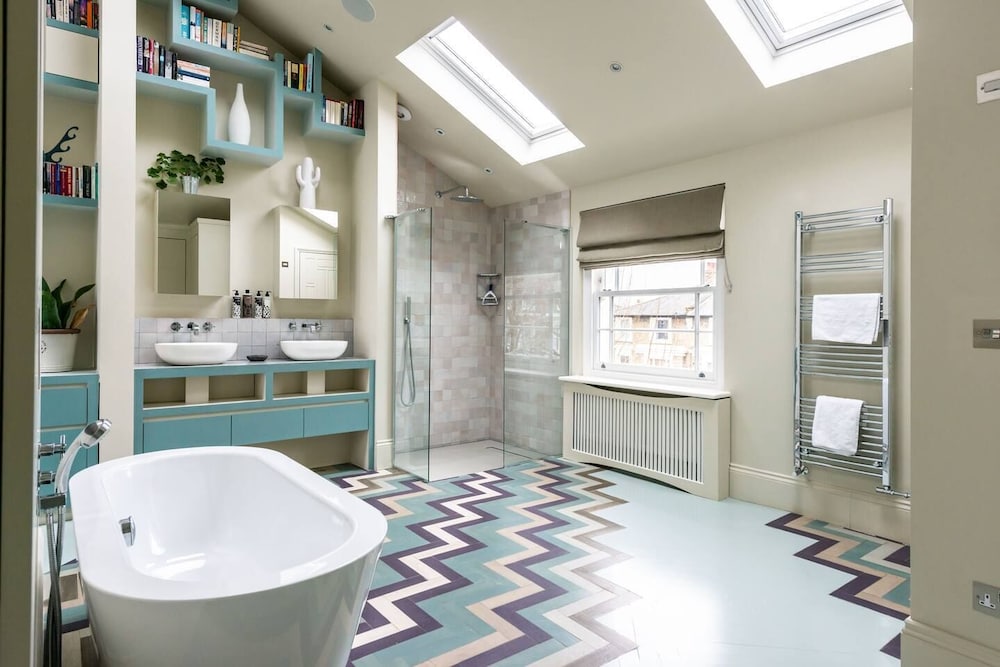 Фото Fantastic 4 Bed House in Iconic Camden